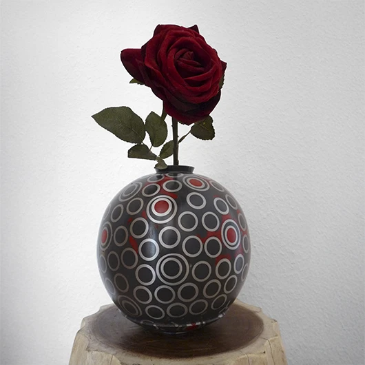 Dunkle Vase